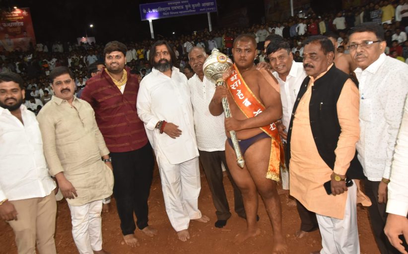 भोसरीतील कुस्ती मैदान गाजवले; स्वराज काळभोरचा दमदार विजय, ‘नाथसाहेब केसरी’ किताब पटकावला