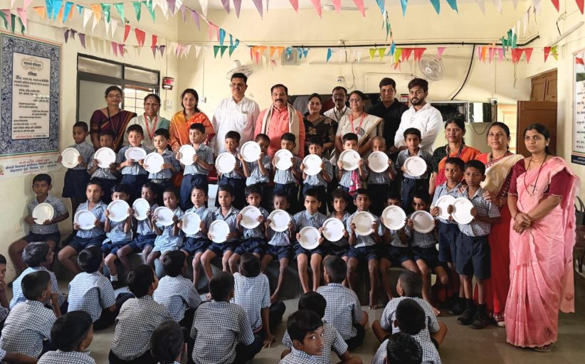 आमदार शंकर जगताप यांच्या वाढदिवसानिमित्त पिंपरी चिंचवड मनपा प्राथमिक शाळेतील २५ हजार विद्यार्थ्यांना जेवणासाठी प्लेट वाटप