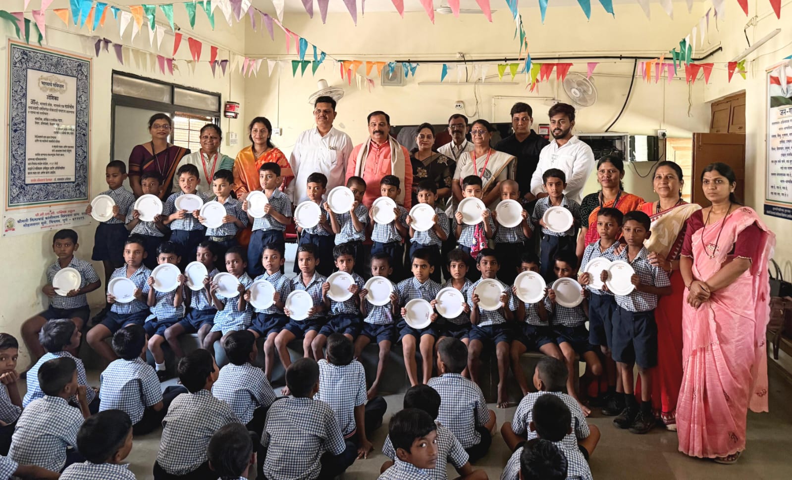 आमदार शंकर जगताप यांच्या वाढदिवसानिमित्त पिंपरी चिंचवड मनपा प्राथमिक शाळेतील २५ हजार विद्यार्थ्यांना जेवणासाठी प्लेट वाटप