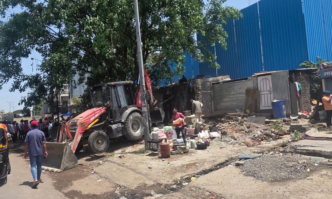 वाकड-म्हातोबानगर परिसरात महापालिकेची अतिक्रमण निर्मूलन मोहीम; ४१ अनधिकृत झोपड्या व बांधकामांवर बुलडोझर