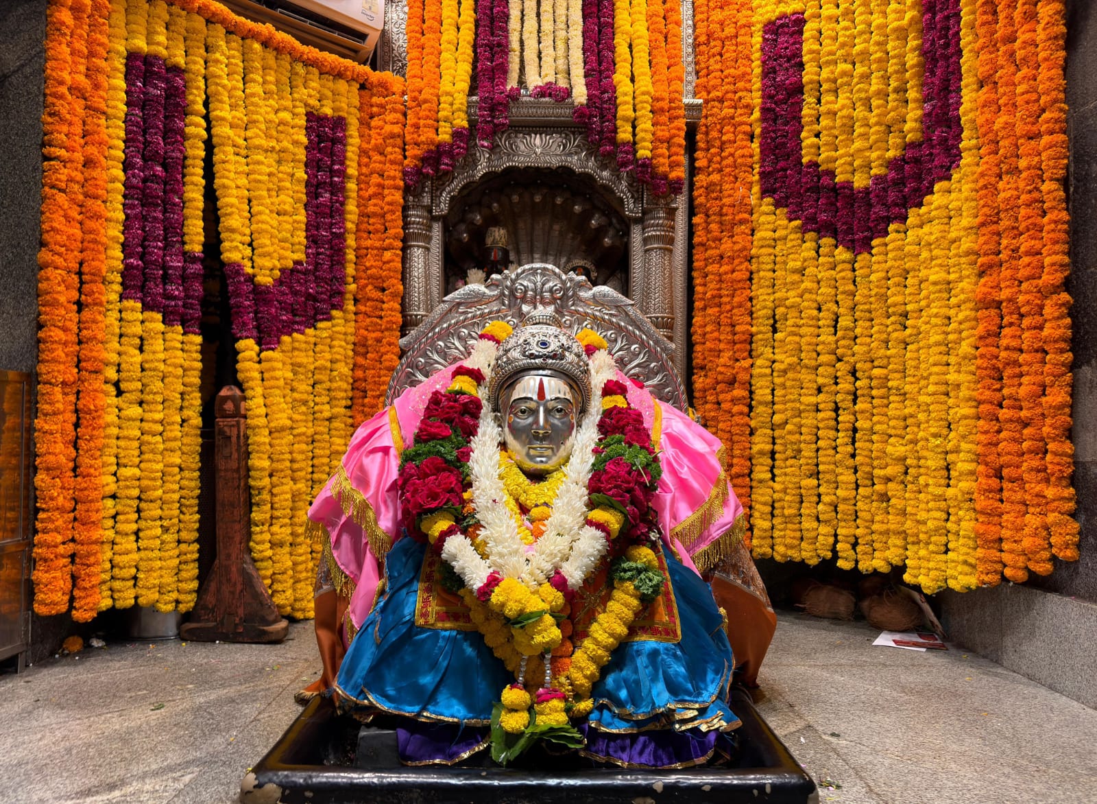 वरुथिनी एकादशी निमित्त आळंदीत माऊलींच्या समाधी मंदिराला आकर्षक फुलांची सजावट