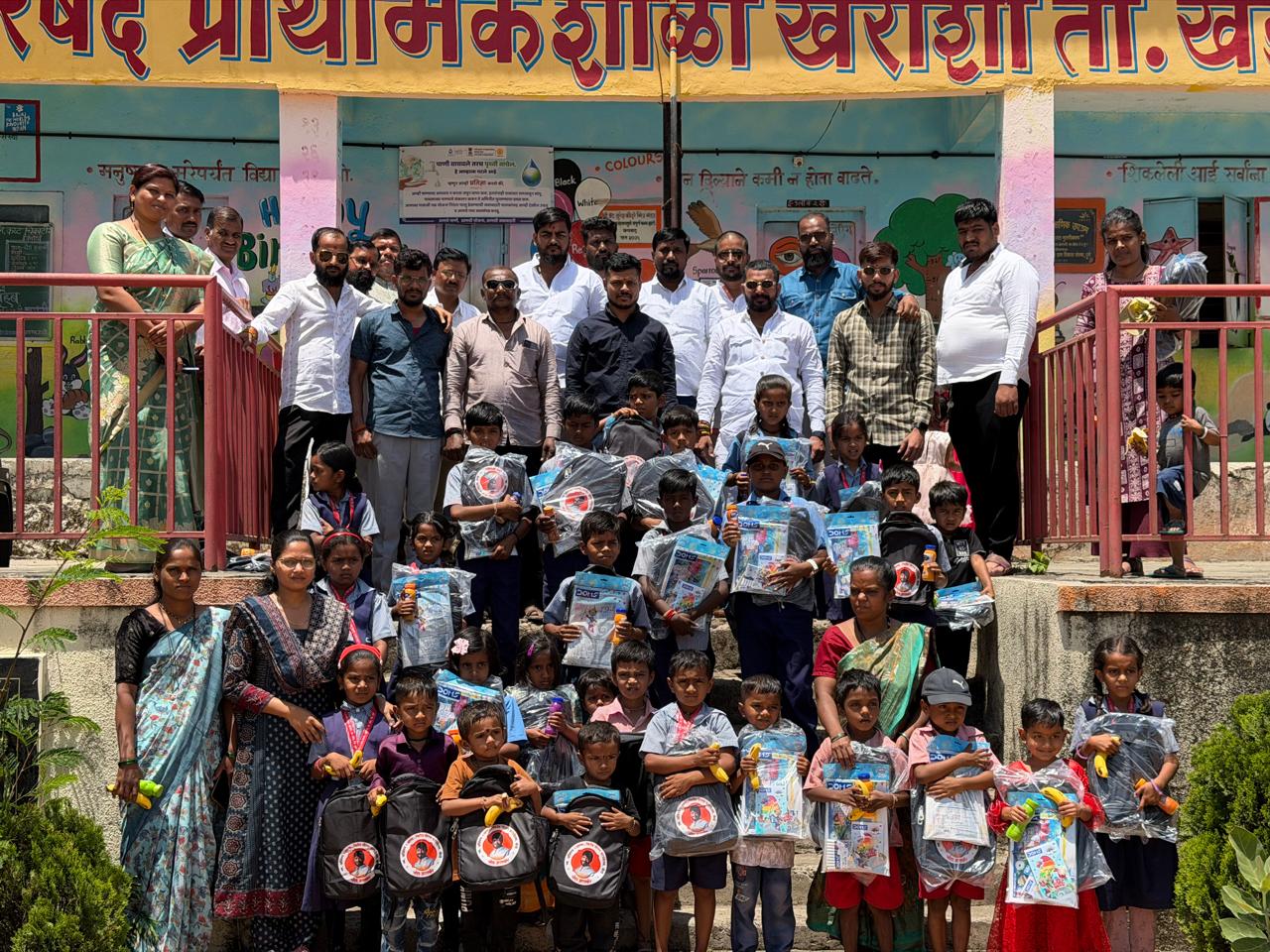 खरोशी येथील शाळेत विद्यार्थ्यांना शैक्षणिक साहित्यासह खाऊचे वाटप; स्व.अजिंक्य (आण्णा) निवृत्ती खिरीड यांच्या स्मृतीनिमित्त स्तुत्य उपक्रम