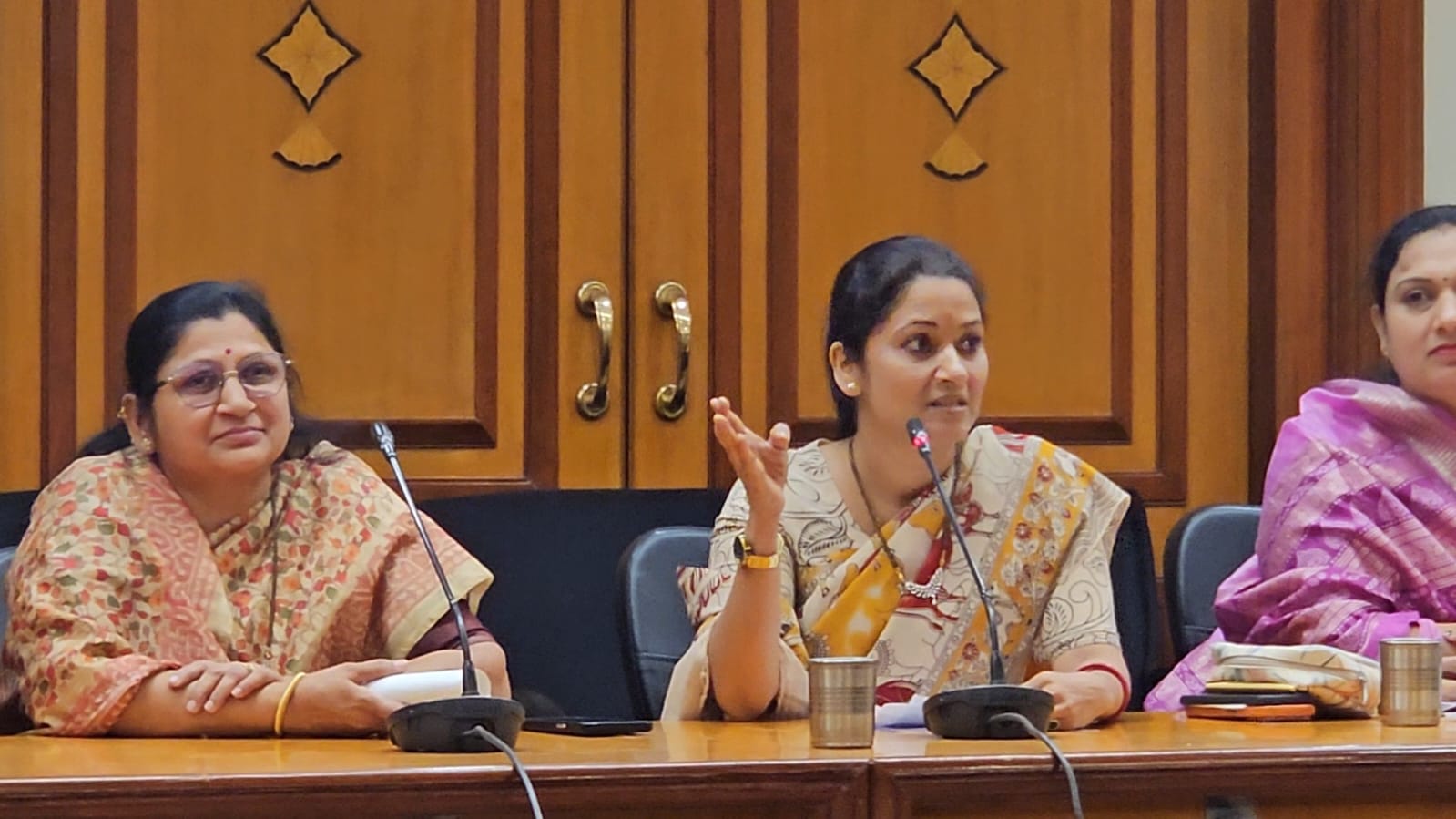 नगरसेवकांनी वाचला समस्यांचा पाढा; 'ड' प्रभागातील नागरी समस्यांवर उपाययोजनांसाठी आढावा बैठक संपन्न