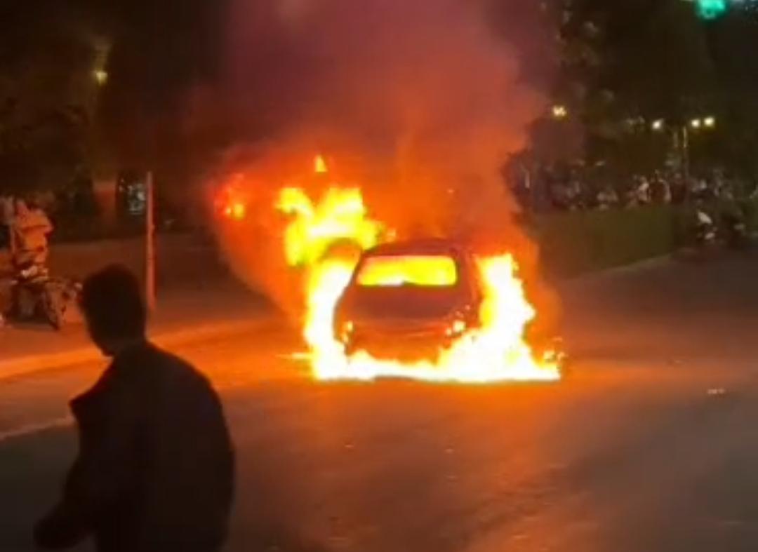 पिंपळे सौदागरमध्ये कार जळून खाक; सुदैवाने जीवितहानी टळली