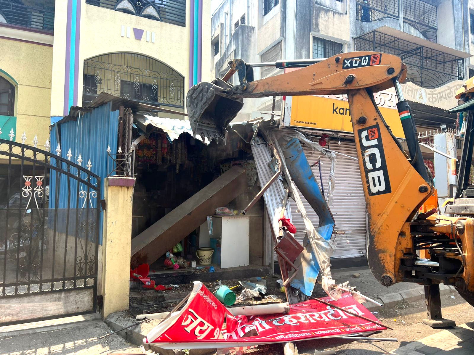 'ड' आणि 'ह' क्षेत्रीय कार्यालयांतील अनधिकृत बांधकामांवर महापालिकेची कारवाई