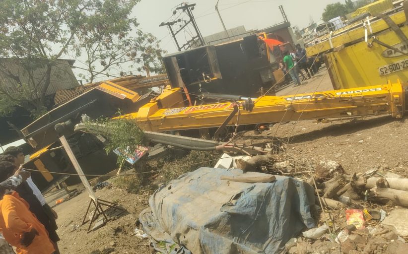 तळवडे परिसरात क्रेन कोसळल्याने वीज पुरवठा खंडित; ८ हजारहून अधिक ग्राहकांना फटका