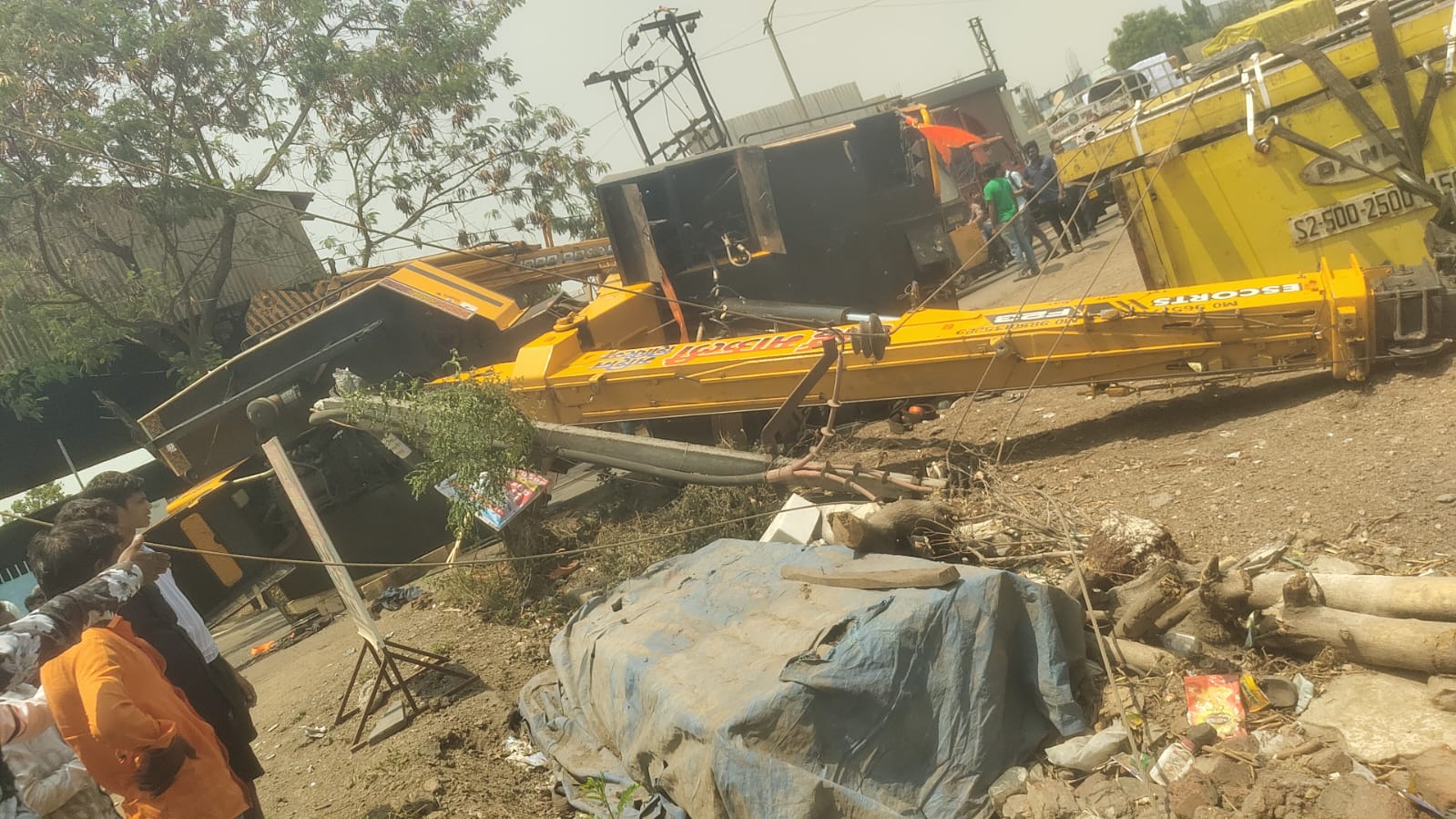 तळवडे परिसरात क्रेन कोसळल्याने वीज पुरवठा खंडित; ८ हजारहून अधिक ग्राहकांना फटका