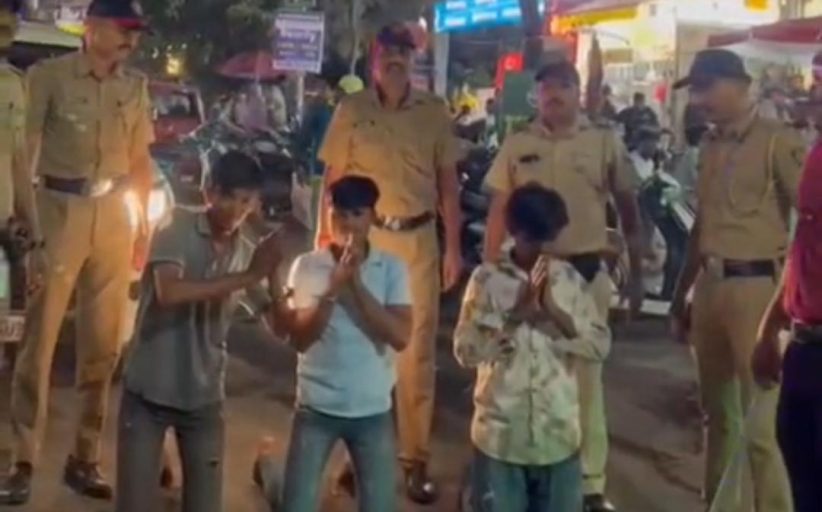 पिंपळे सौदागरमध्ये कोयत्याने दहशत करत खंडणी मागणाऱ्या दोघांना अटक; पोलिसांनी काढली आरोपींची 'धिंड'