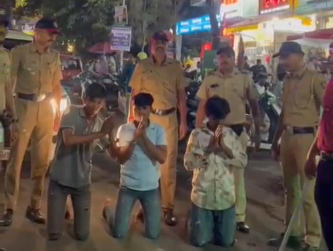 पिंपळे सौदागरमध्ये कोयत्याने दहशत करत खंडणी मागणाऱ्या दोघांना अटक; पोलिसांनी काढली आरोपींची 'धिंड'