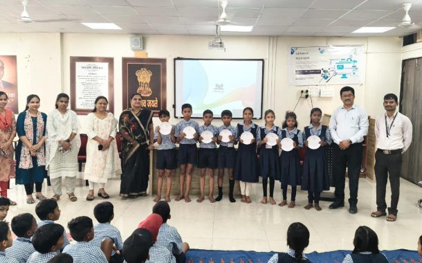 कुदळवाडी येथील मनपा शाळेतील विद्यार्थ्यांना निशा दिनेश यादव यांच्या हस्ते प्लेट वाटप