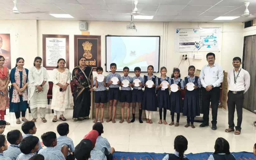 कुदळवाडी येथील मनपा शाळेतील विद्यार्थ्यांना निशा दिनेश यादव यांच्या हस्ते प्लेट वाटप