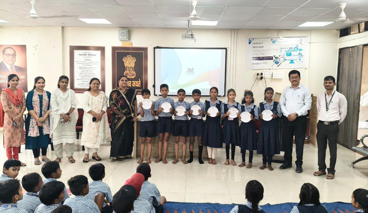 कुदळवाडी येथील मनपा शाळेतील विद्यार्थ्यांना निशा दिनेश यादव यांच्या हस्ते प्लेट वाटप