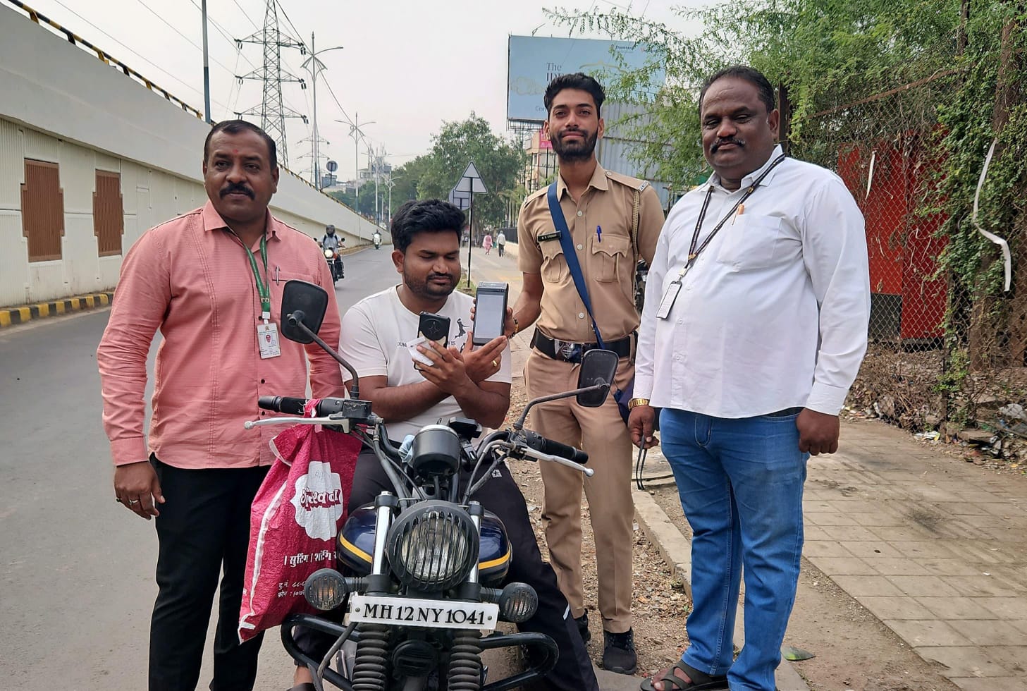 रस्त्यावर कचरा टाकणाऱ्यांवर महापालिकेची कडक कारवाई