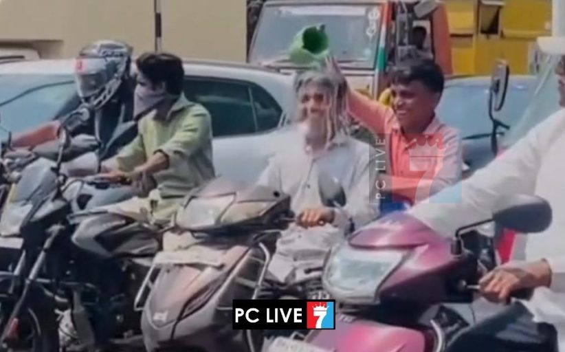 सोशल मीडिया रिल्सचा जीवघेणा स्टंट; काळेवाडीत धावत्या दुचाकीवर मुलांची अंघोळ