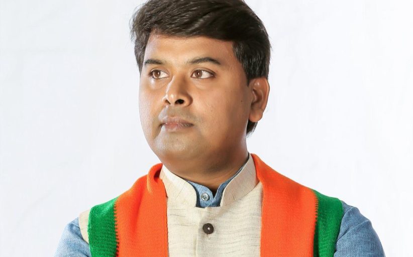 रस्त्यात लटकणारी केबल गळ्यात अडकून महिलेचा मृत्यू