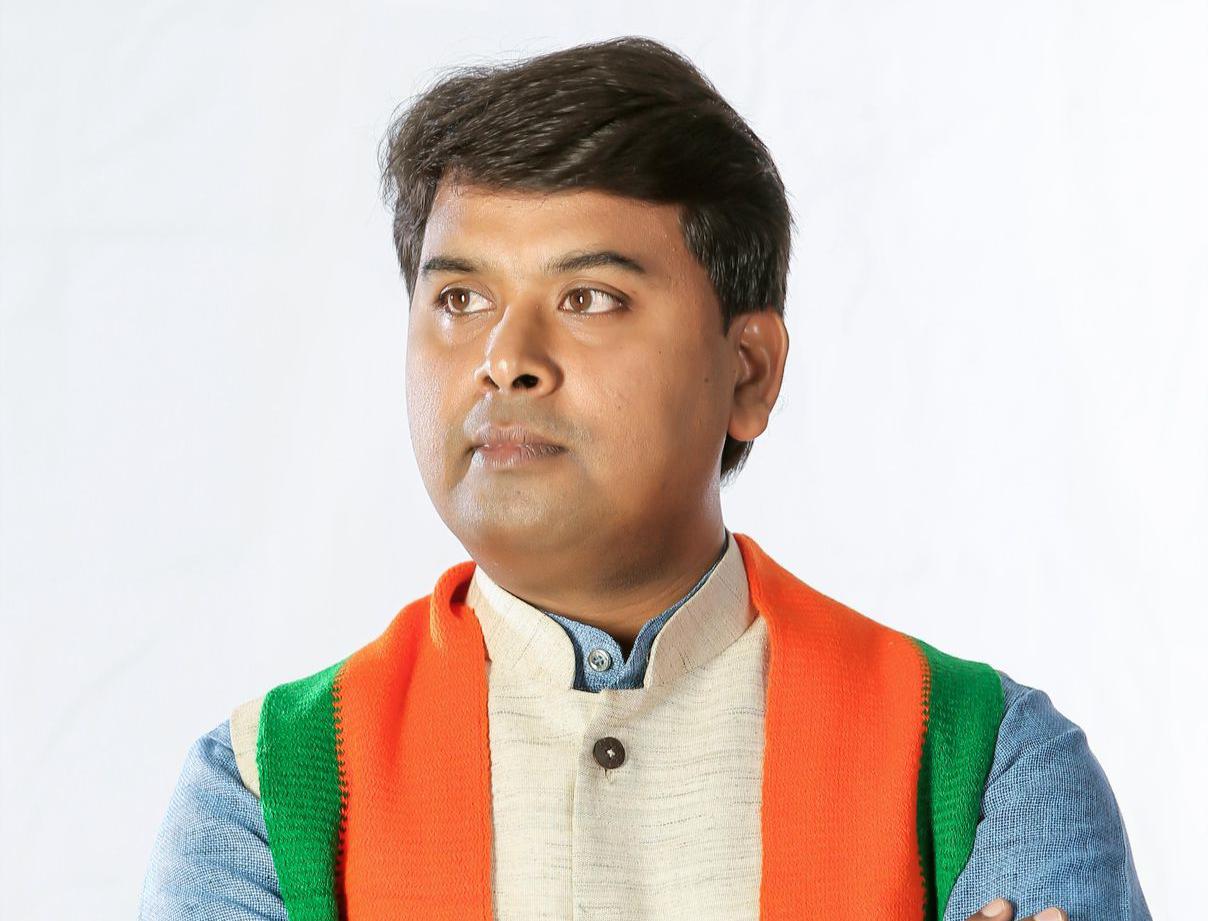 रस्त्यात लटकणारी केबल गळ्यात अडकून महिलेचा मृत्यू