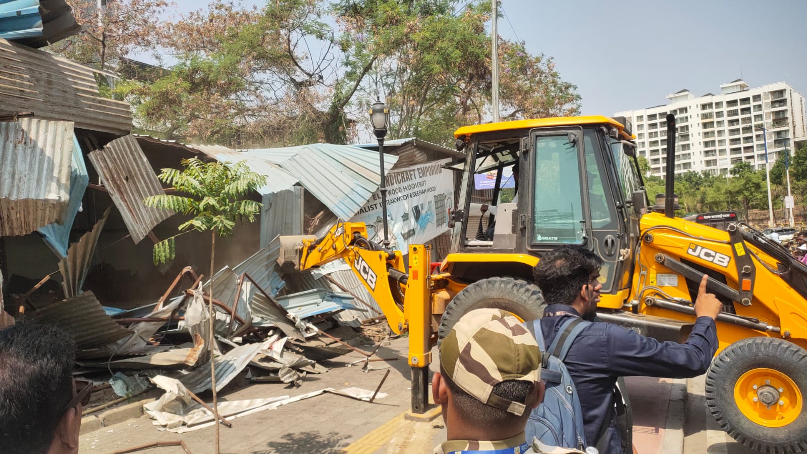 जगताप डेअरी परिसरातील अतिक्रमण व अनधिकृत बांधकामांवर महापालिकेची धडक कारवाई