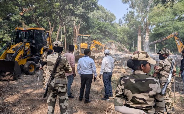 प्रभाग क्र.११ मधील 'जॉगर्स पार्क' परिसरातील अनधिकृत बांधकामावर महापालिकेची कारवाई; १५०० चौरस मीटर क्षेत्रावर 'हातोडा'