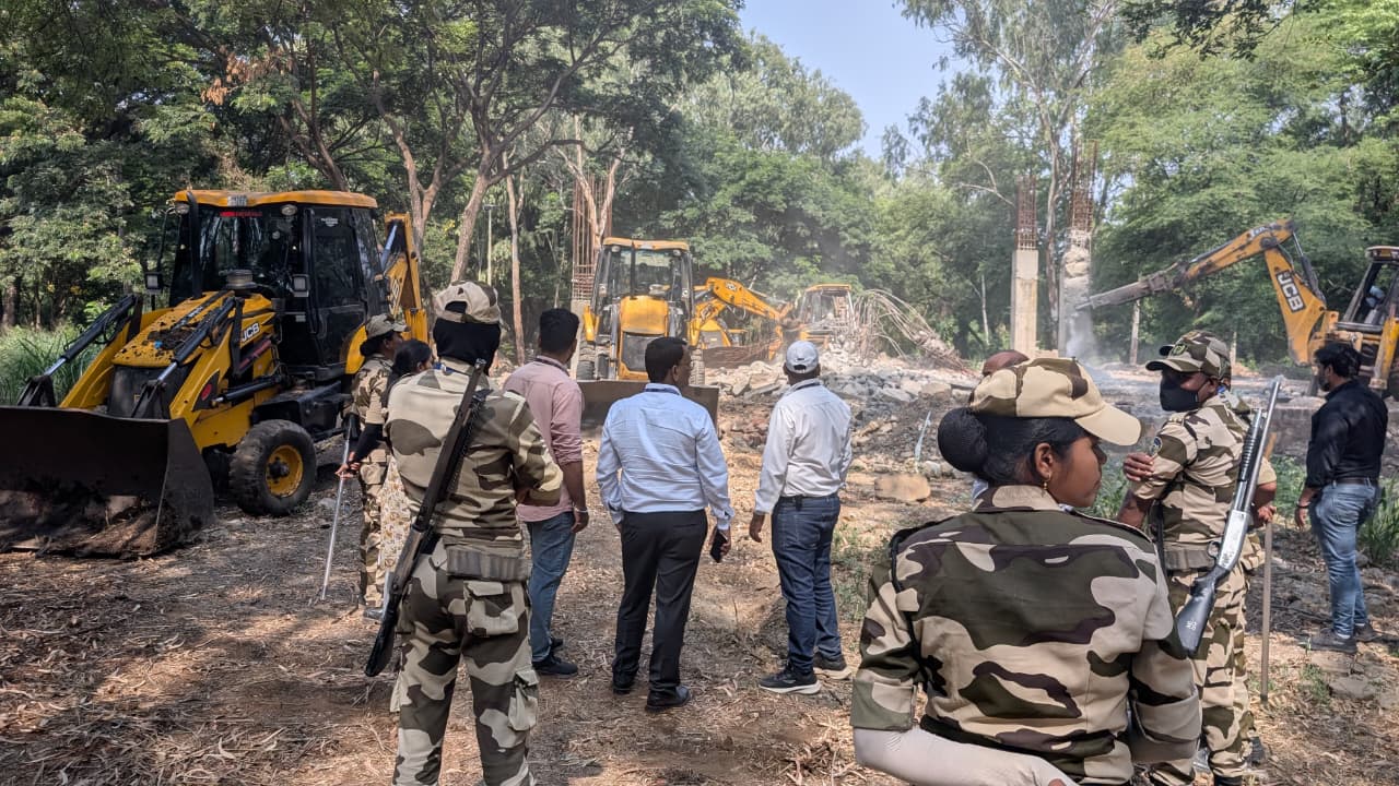 प्रभाग क्र.११ मधील 'जॉगर्स पार्क' परिसरातील अनधिकृत बांधकामावर महापालिकेची कारवाई; १५०० चौरस मीटर क्षेत्रावर 'हातोडा'