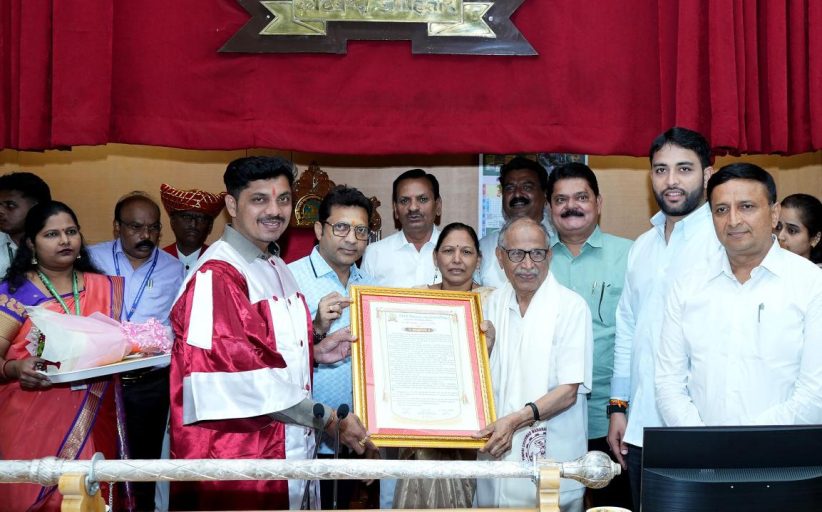 पिंपरी चिंचवड महापालिकेच्या वतीने मधुकर दामोदर जोशी यांचा मानपत्र देऊन सन्मान