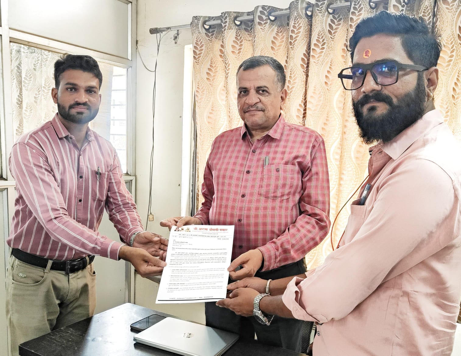 मतदार याद्यांमधील दुबार नावे हटवण्यासाठी निवडणूक निर्णय अधिकाऱ्यांना निवेदन