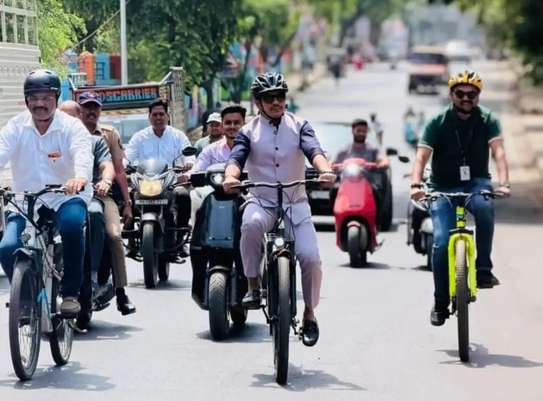 महापौर रवि लांडगे यांचा निवासस्थान ते महापालिका सायकलने प्रवास; आठवड्यातून एक दिवस सायकलनेच कामकाज करण्याचा निर्धार..!