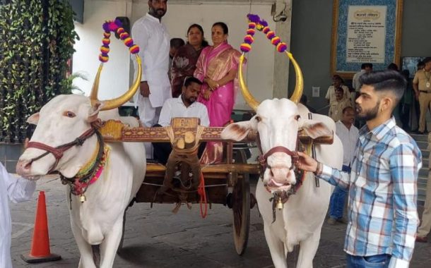 बैलगाडीतून महापालिकेत एन्ट्री; राष्ट्रवादीकडून भाजपच्या ‘उधळपट्टी’वर हल्लाबोल