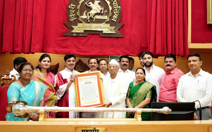 ज्येष्ठ तबलावादक धोंडीराम सायकर यांचा महापालिकेकडून मानपत्र देऊन सन्मान