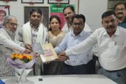 यूपीएससी परीक्षा उत्तीर्ण झालेल्या पिंपरी चिंचवडच्या कबीर कांबळे यांचा पत्रकारांकडून सन्मान