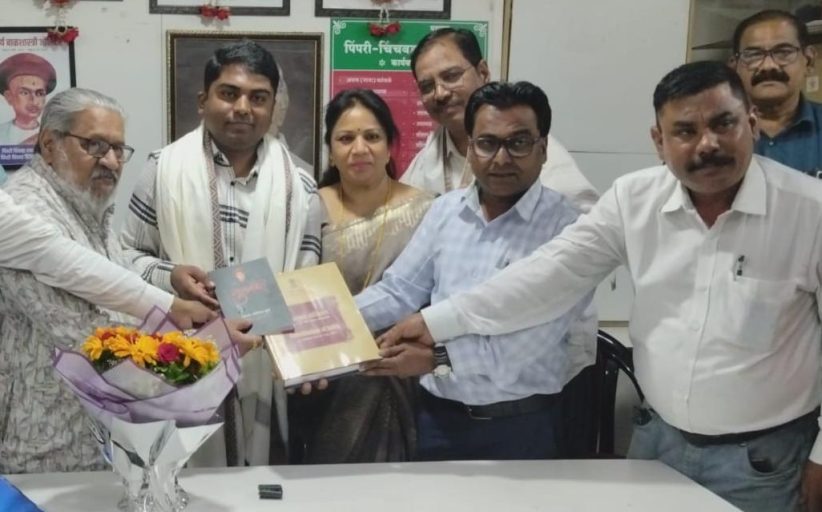 यूपीएससी परीक्षा उत्तीर्ण झालेल्या पिंपरी चिंचवडच्या कबीर कांबळे यांचा पत्रकारांकडून सन्मान