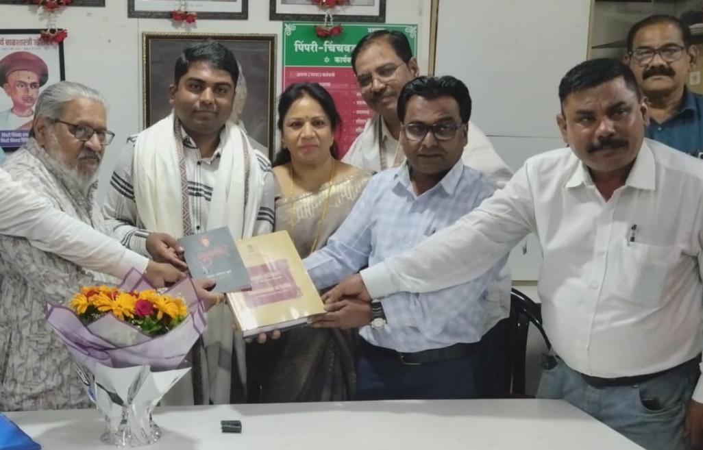 यूपीएससी परीक्षा उत्तीर्ण झालेल्या पिंपरी चिंचवडच्या कबीर कांबळे यांचा पत्रकारांकडून सन्मान