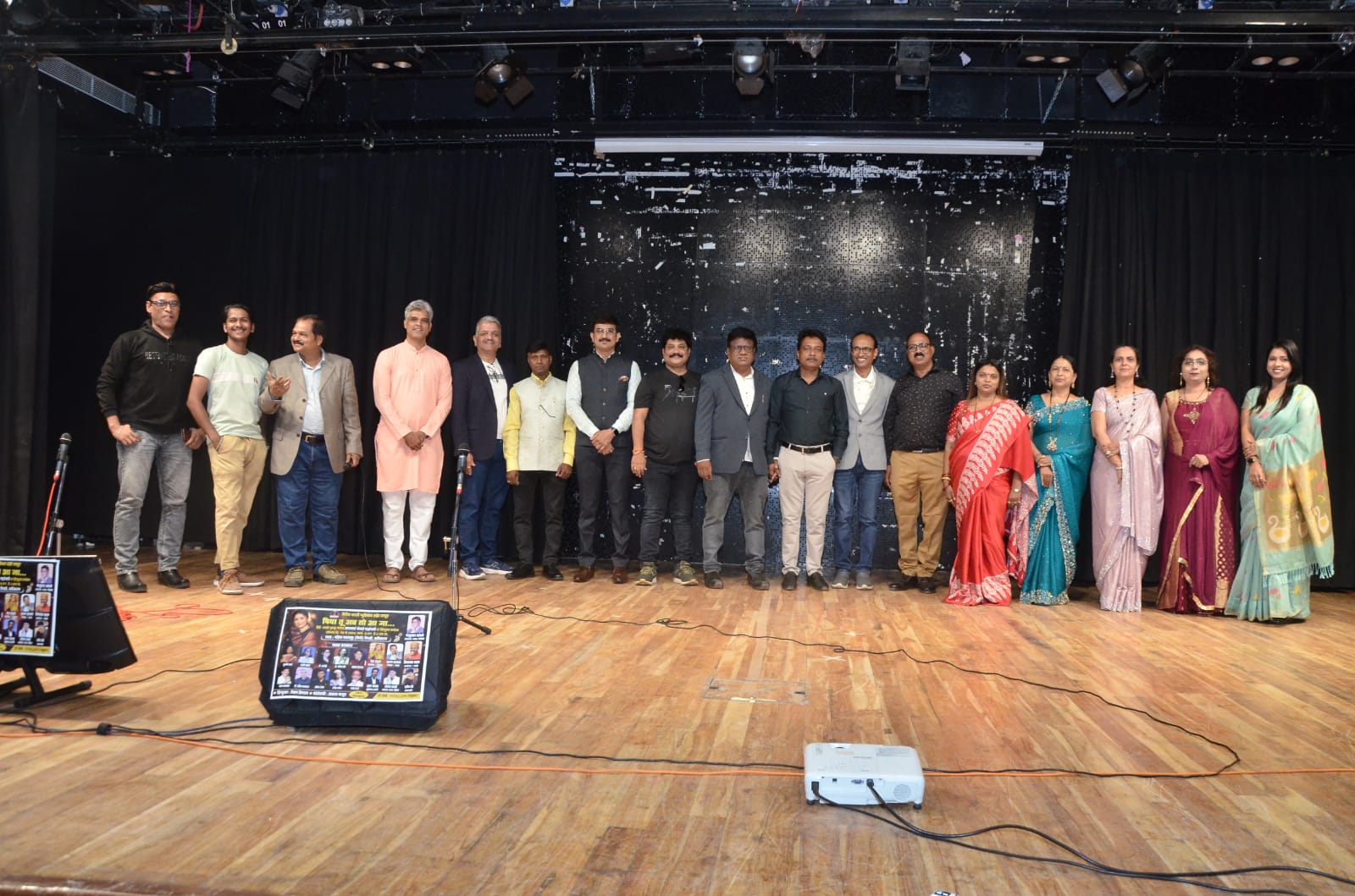 स्वर्गीय आशा भोसले यांना त्यांच्या गीतांमधून आदरांजली..!
