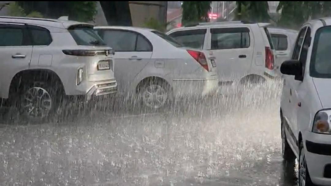 पिंपरी-चिंचवडमध्ये दुपारीच अंधार; धो-धो पावसाची दमदार हजेरी