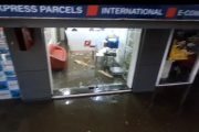 नालेसफाईची 'पोलखोल'.. काळभोरनगर येथील जय टॉवरमधील दुकानात शिरले पाणी; व्यापाऱ्यांची महापौर व आयुक्तांकडे मदतीची मागणी