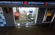 नालेसफाईची 'पोलखोल'.. काळभोरनगर येथील जय टॉवरमधील दुकानात शिरले पाणी; व्यापाऱ्यांची महापौर व आयुक्तांकडे मदतीची मागणी