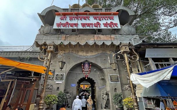 आळंदीत माऊलींच्या दानपेटीतून रोकड लंपास, सेवेकऱ्यावर गुन्हा दाखल; संस्थानच्या कारभारावर प्रश्नचिन्ह?
