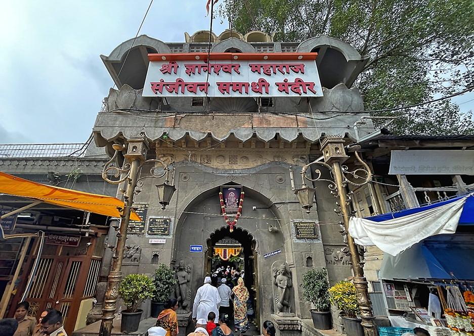 आळंदीत माऊलींच्या दानपेटीतून रोकड लंपास, सेवेकऱ्यावर गुन्हा दाखल; संस्थानच्या कारभारावर प्रश्नचिन्ह?
