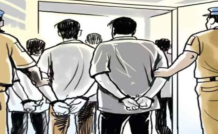 आकुर्डीतील कुरिअर कंपनीतून पावणेतीन लाखांचे मोबाइल चोरल्याप्रकरणी दोन कर्मचाऱ्यांना अटक