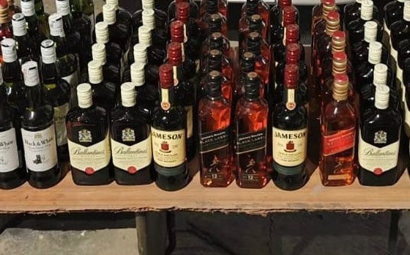 आकुर्डीत विदेशी दारूचा मोठा साठा जप्त; बोलेरो पिकअपसह चालक ताब्यात