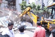 थेरगाव येथे रस्ता रूंदीकरणासाठी अनधिकृत बांधकामांवर महापालिकेचा 'बुलडोझर'