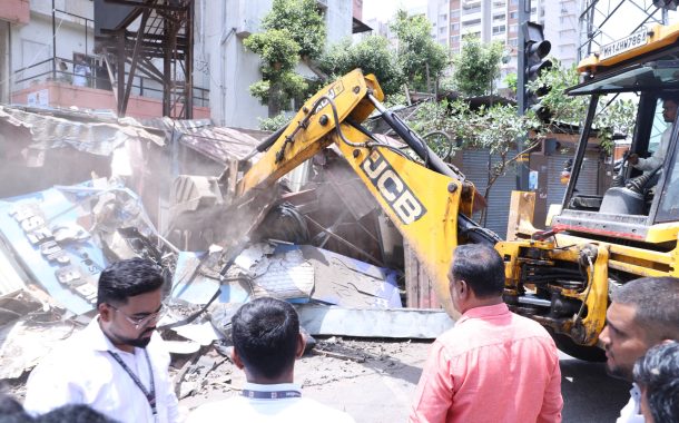 थेरगाव येथे रस्ता रूंदीकरणासाठी अनधिकृत बांधकामांवर महापालिकेचा 'बुलडोझर'