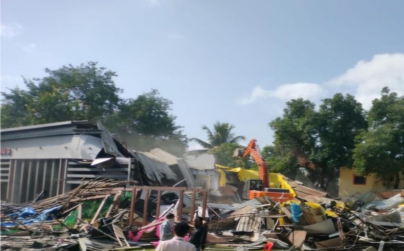 आकुर्डीतील हॉटेल मॅजेस्टिकच्या अनधिकृत बांधकामावर महापालिकेचा 'हातोडा'