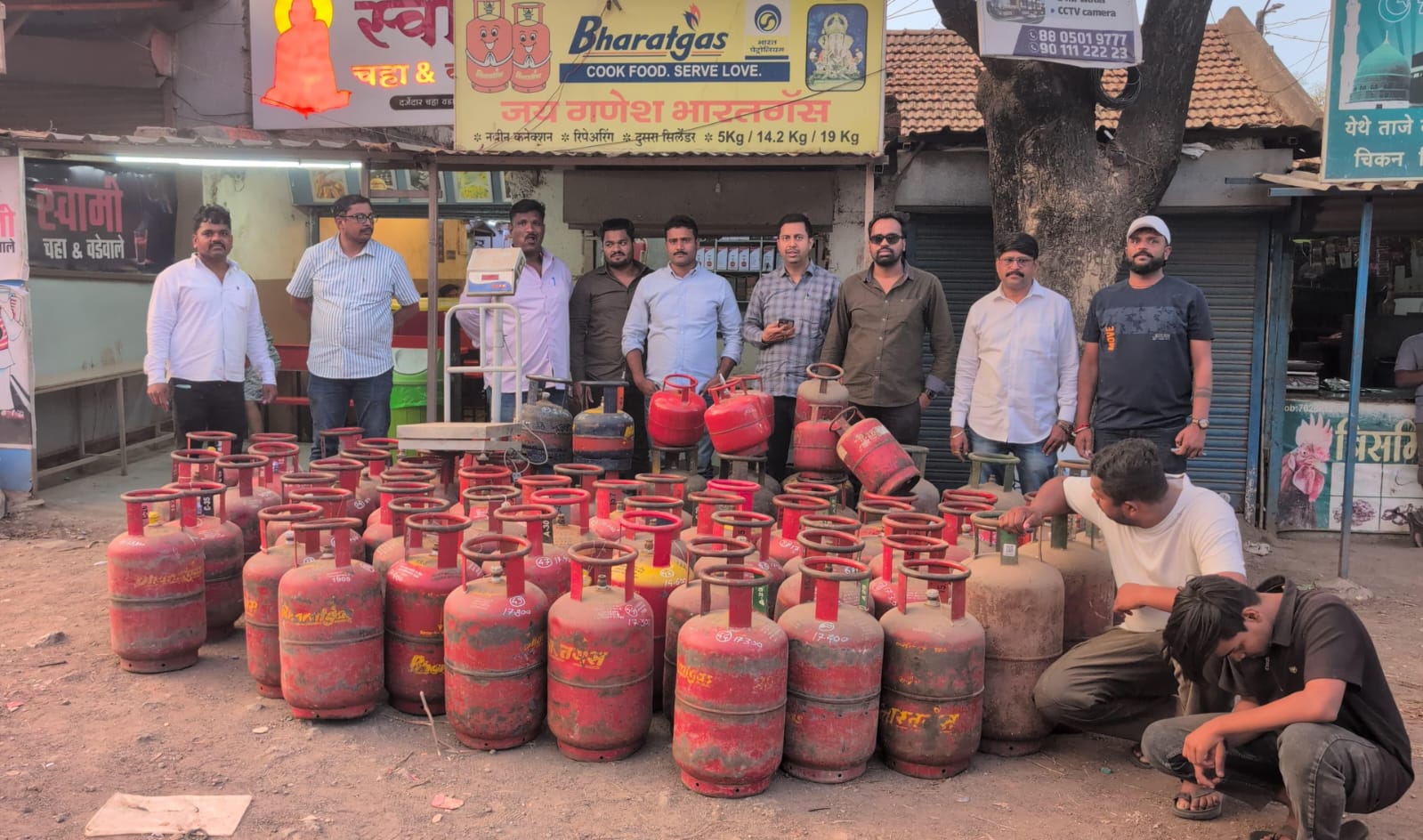 अवैध गॅस रिफिलिंग व्यवसायावर पोलिसांचा छापा, ८१ गॅस सिलिंडर जप्त; पिंपरी-चिंचवड पोलिसांच्या मालमत्ता गुन्हे विरोधी पथकाची कारवाई