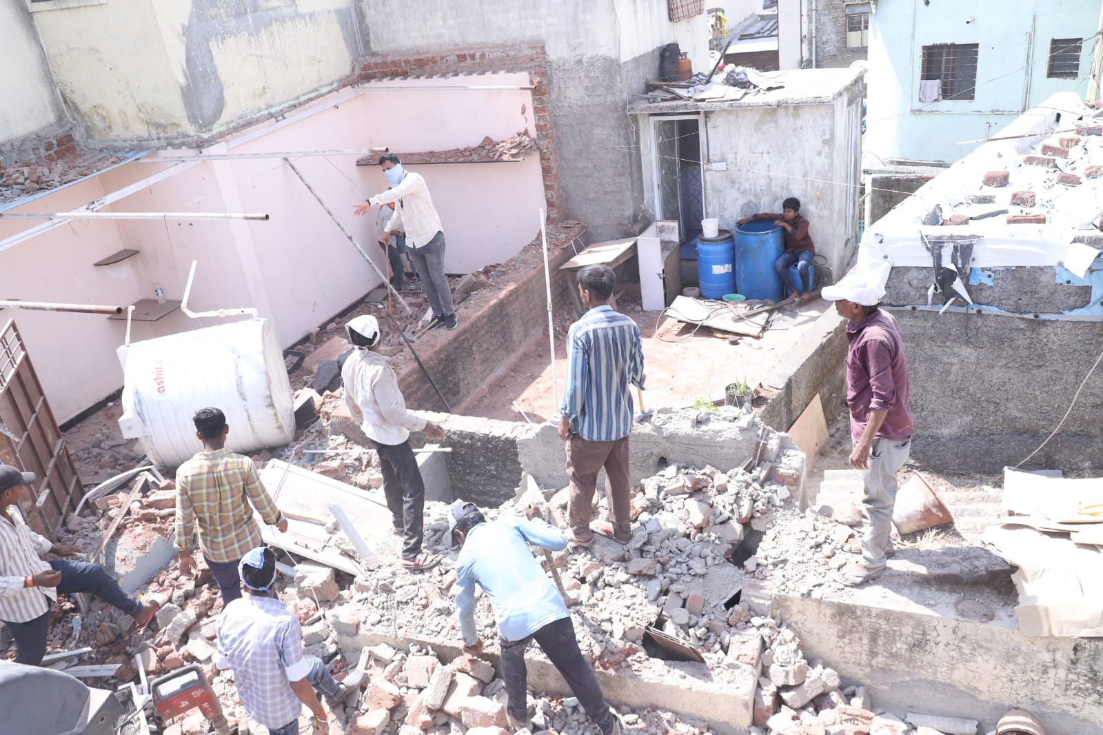 विषारी दारुकांडातील आरोपी कर्नेलसिंगच्या घरासह दारूअड्डा 'भुईसपाट'