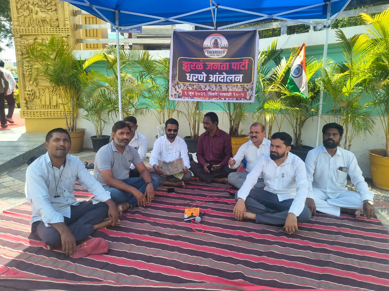 झुरळं जनता पार्टीचे पिंपरीत ‘बेरोजगार एल्गार’ धरणे आंदोलन; तरुणांच्या १० मागण्यांसाठी तहसीलदारांना निवेदन