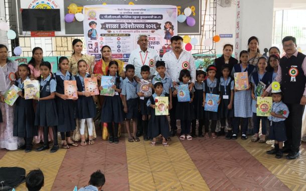 कुदळवाडी येथील महापालिका शाळेतील विद्यार्थ्यांना निशा दिनेश यादव यांच्या हस्ते शालेय साहित्य वाटप