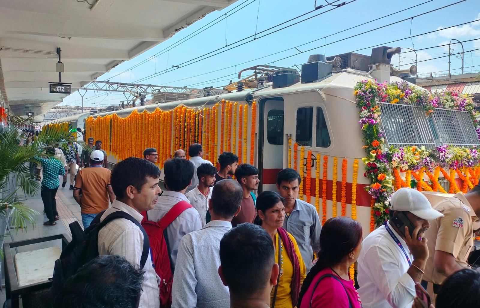 पुणे- साईनगर शिर्डी एक्सप्रेस रेल्वेसेवेचा शुभारंभ