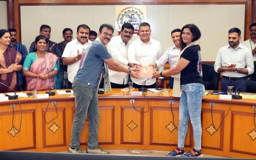 'आयर्नमॅन' विजेत्या थेरगावच्या कपूर दांपत्याचा स्थायी समिती सभापती अभिषेक बारणे यांच्या हस्ते गौरव