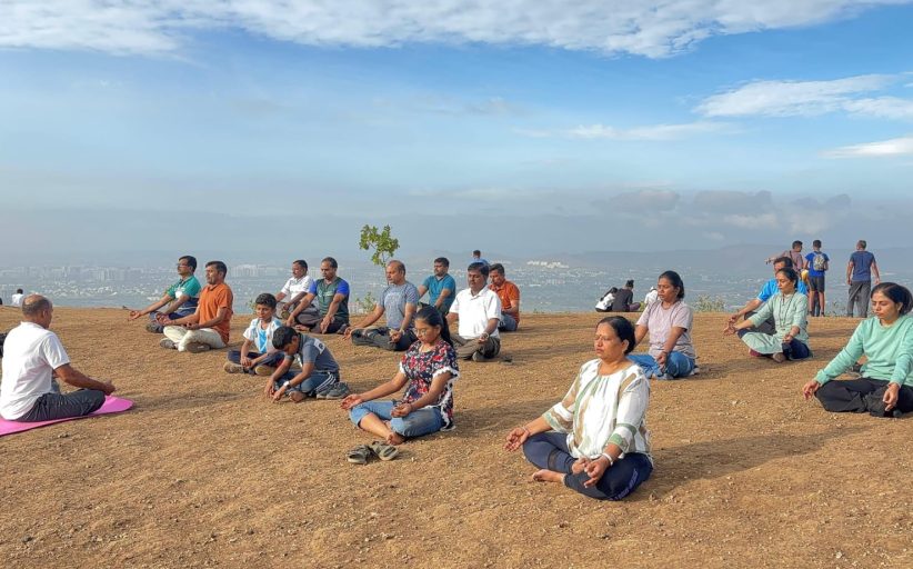घोराडेश्वर डोंगरावर उत्साहात जागतिक योग दिन साजरा; श्री गजानन बाल संस्कार केंद्राचा उपक्रम