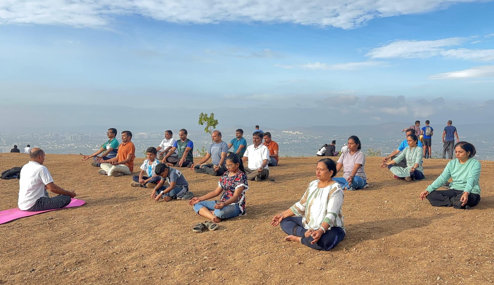 घोराडेश्वर डोंगरावर उत्साहात जागतिक योग दिन साजरा; श्री गजानन बाल संस्कार केंद्राचा उपक्रम